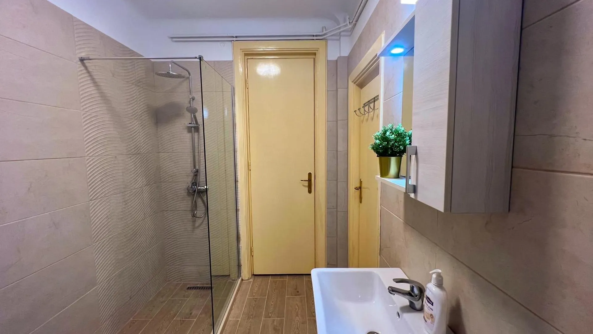 Ultracentral Apartment 4 Rooms - Old City Center -120 Square Meters - Bucharest Romania